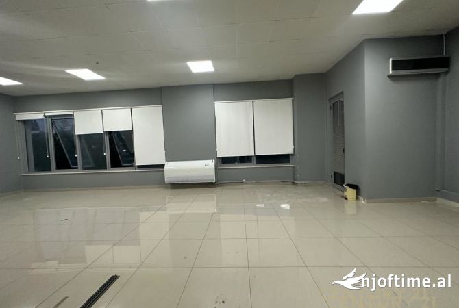 Ambiente Commerciale in Affitto 3+1 a Tirana - 2,600 Euro