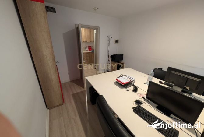Ambiente Commerciale in Affitto 3+1 a Tirana - 2,500 Euro