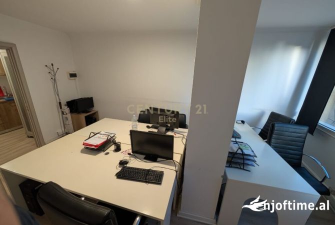 Ambiente Commerciale in Affitto 3+1 a Tirana - 2,500 Euro