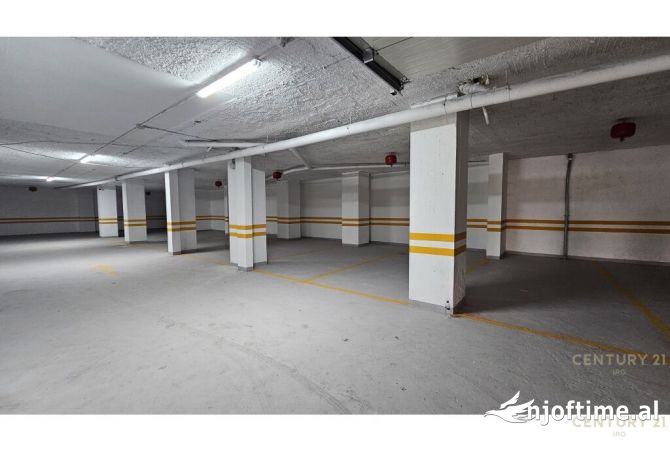 Ambiente Commerciale in Affitto 4+1 a Tirana - 3,000 Euro