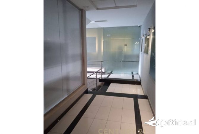 Ambiente Commerciale in Affitto 3+1 a Tirana - 500 Euro