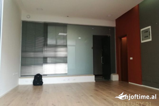 Ambiente Commerciale in Affitto 3+1 a Tirana - 500 Euro