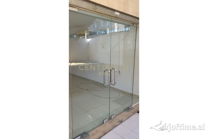 Ambiente Commerciale in Vendita 1+1 a Tirana - 80,000 Euro