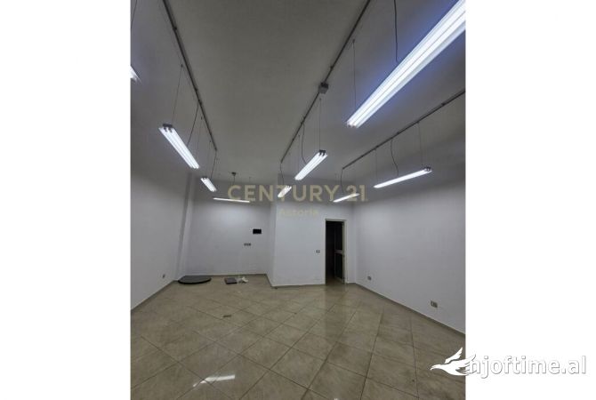 Ambiente Commerciale in Affitto 3+1 a Tirana - 500 Euro