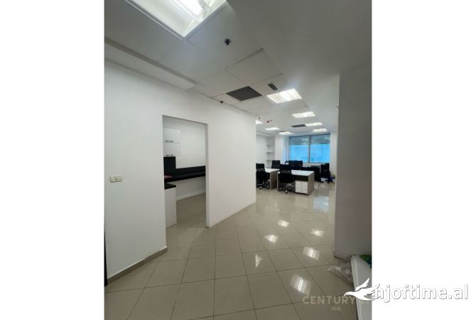 Ambiente Commerciale in Affitto 3+1 a Tirana - 800 Euro