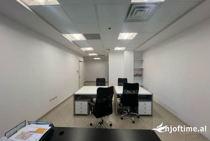 Ambiente Commerciale in Affitto 3+1 a Tirana - 800 Euro