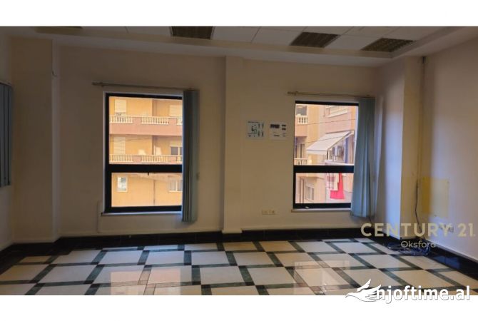 Ambiente Commerciale in Affitto 3+1 a Tirana - 600 Euro
