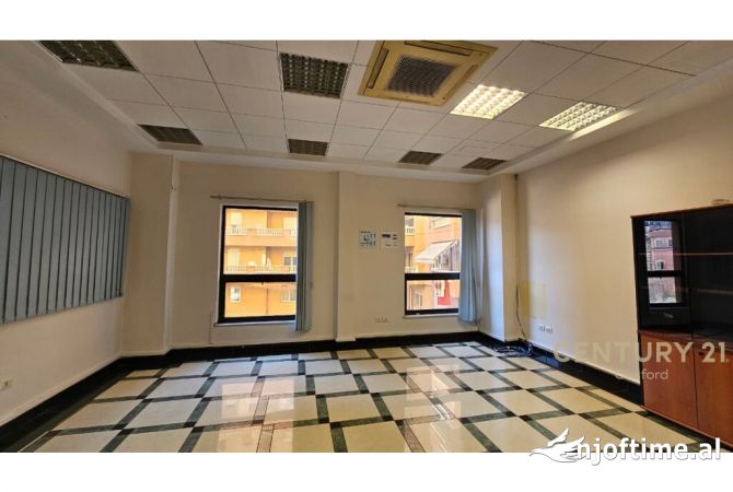 Ambiente Commerciale in Affitto 3+1 a Tirana - 600 Euro