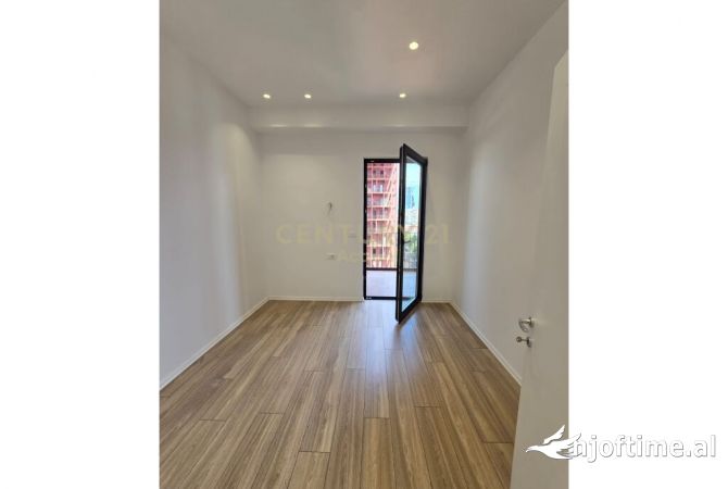 Ambiente Commerciale in Affitto 3+1 a Tirana - 1,600 Euro