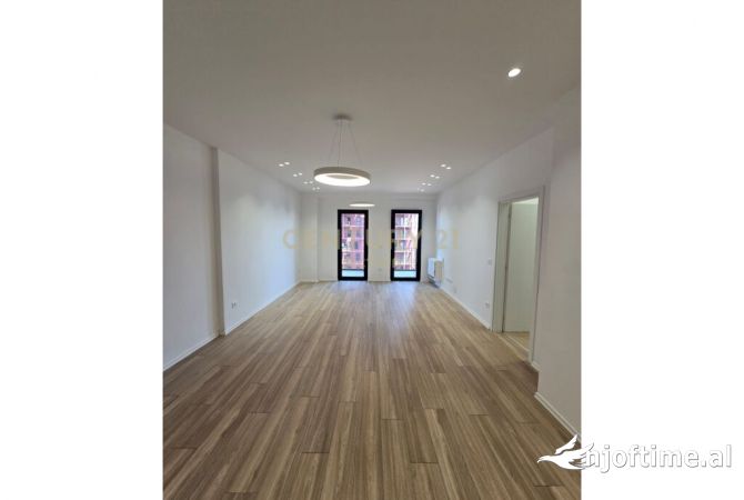 Ambiente Commerciale in Affitto 3+1 a Tirana - 1,600 Euro
