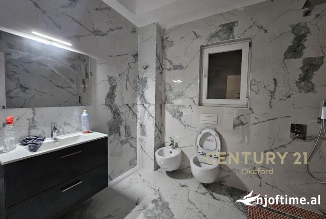 Ambiente Commerciale in Affitto 3+1 a Tirana - 700 Euro