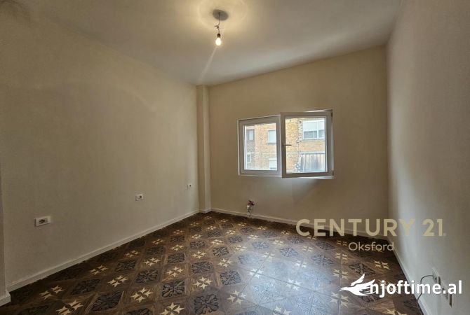 Ambiente Commerciale in Affitto 3+1 a Tirana - 700 Euro