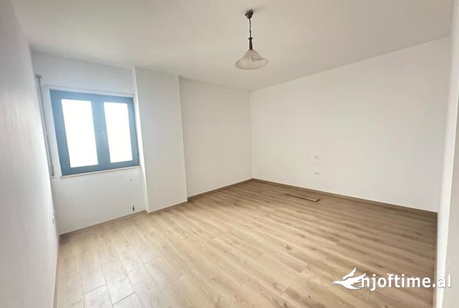 Ambiente Commerciale in Affitto 3+1 a Tirana - 1,700 Euro