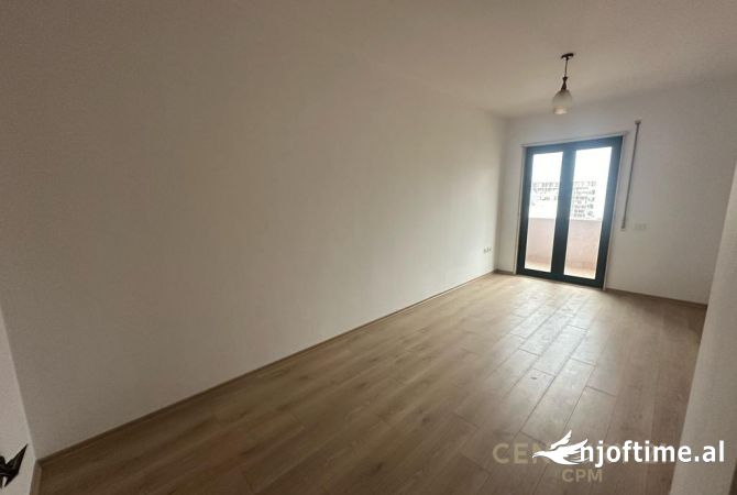 Ambiente Commerciale in Affitto 3+1 a Tirana - 1,700 Euro