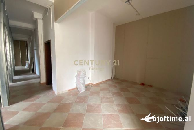Ambiente Commerciale in Affitto 3+1 a Tirana - 2,000 Euro