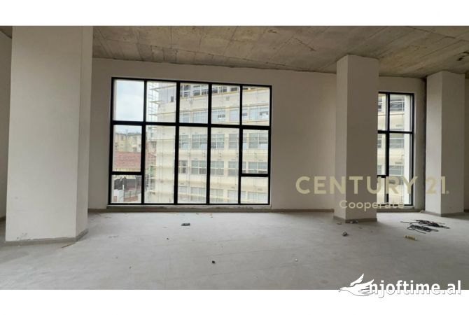 Ambiente Commerciale in Affitto 3+1 a Tirana - 1,860 Euro