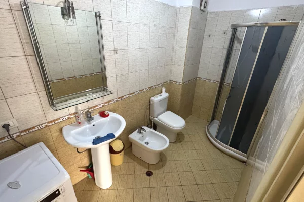 Shtepi ne shitje Apartament ne Tirane, 2+1, Mobilimi E mobiluar, Pagesa 160,000  Euro.
