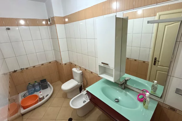 Shtepi ne shitje Apartament ne Tirane, 2+1, Mobilimi E mobiluar, Pagesa 160,000  Euro.