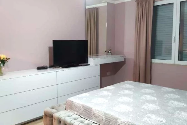 Shtepi me qera Apartament ne Tirane, 4+1, Mobilimi E mobiluar, Pagesa 150  Euro.