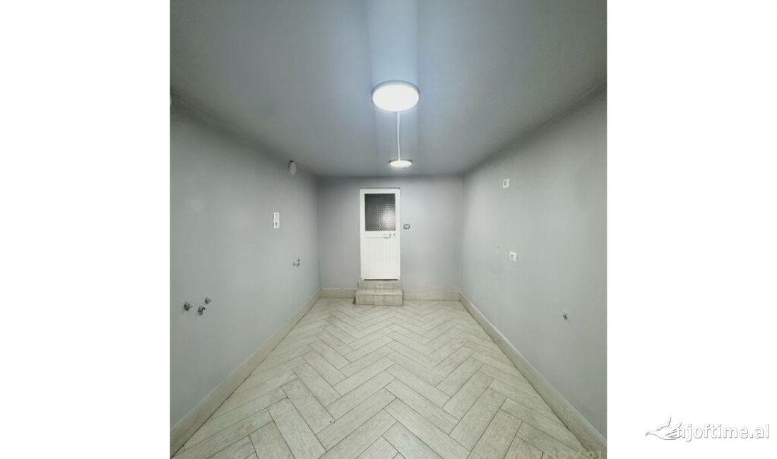 Shitet ambient buze rruge ne Rrugen Asim Vokshi!