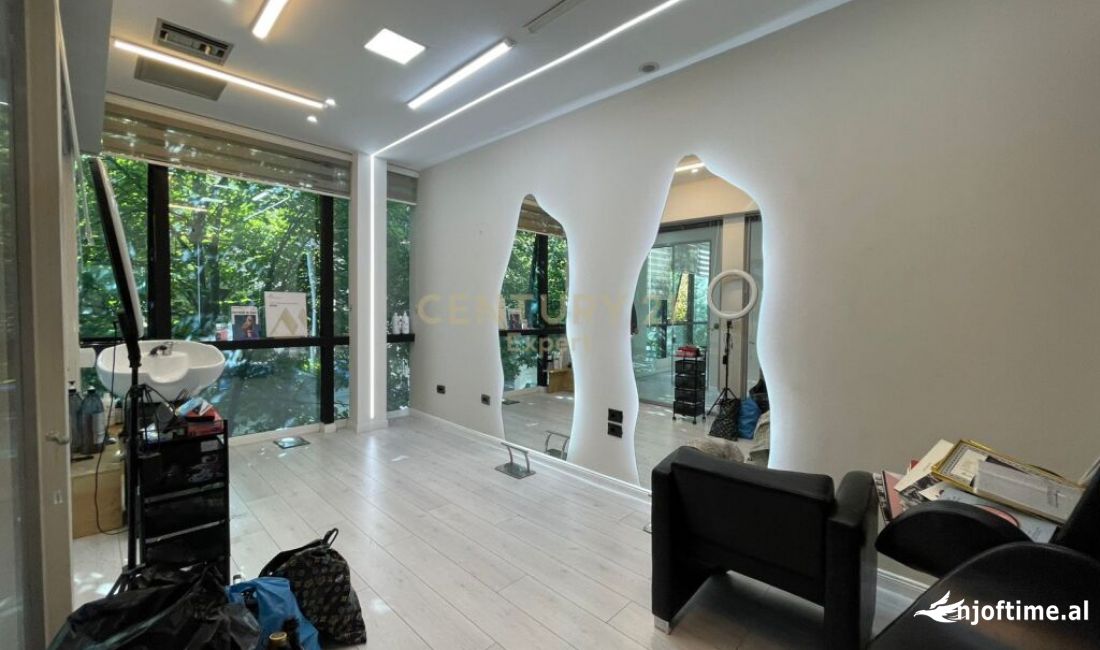 JEPET ME QIRA ZYRE TEK LICEU ARTISTIK I TIRANES  1,350 Euro /Muaj !