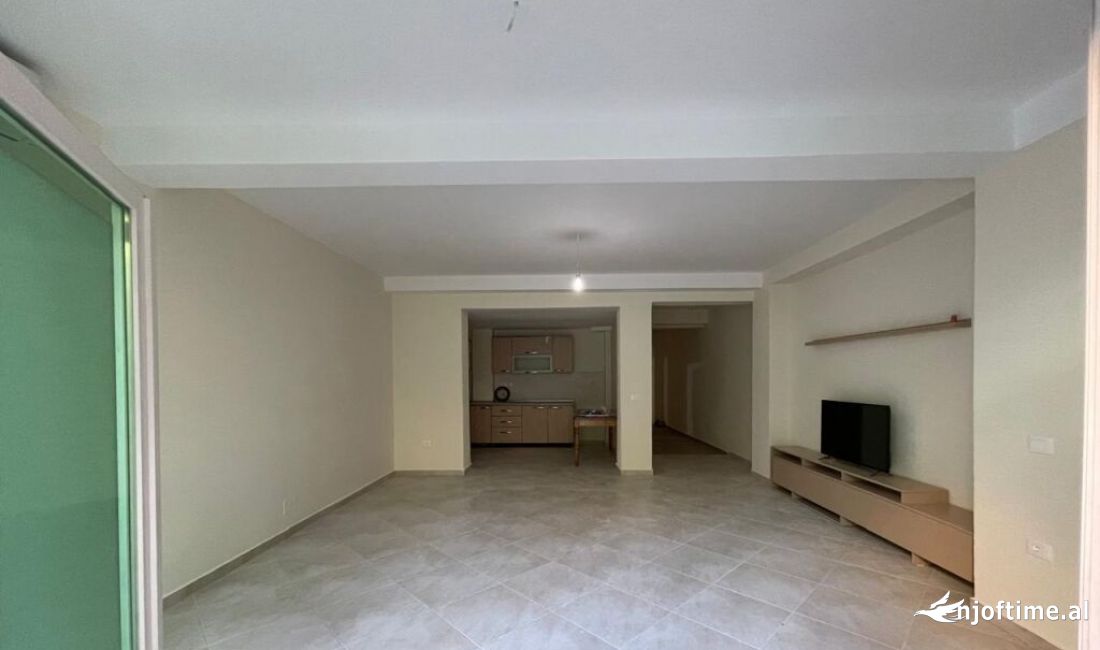 Zyra Per Qera Tek Rr. Elbasanit 700 Euro /Muaj