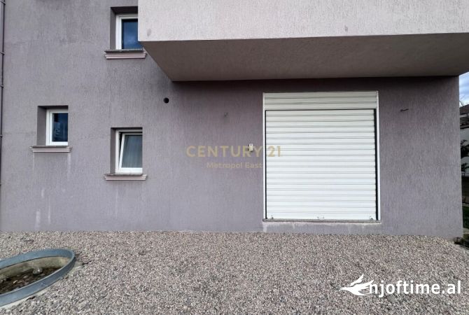 Ambiente Commerciale in Affitto 6+1 a Tirana - 600 Euro