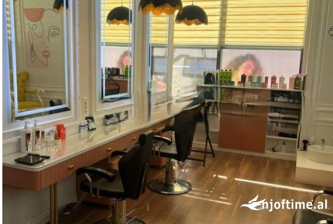 Ambiente Commerciale in Vendita 3+1 a Tirana - 5,800 Euro