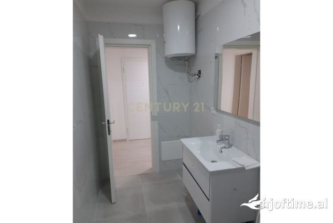 Ambient per zyra 3+1+2 Me Qera në Sheshi Willson, Tiranë! 1,000 € /Muaj