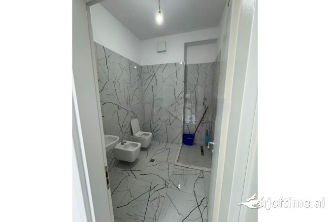 Ambiente Commerciale in Affitto 2+1 a Tirana - 700 Euro