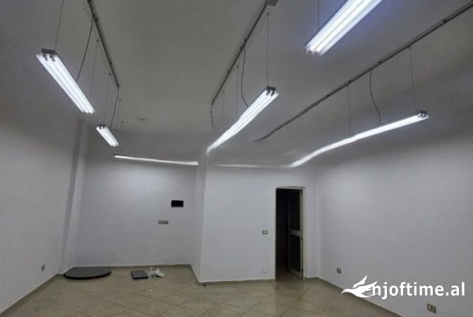 Ambiente Commerciale in Affitto 3+1 a Tirana - 500 Euro