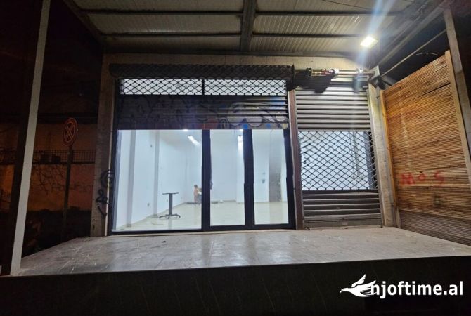 JEPET ME QIRA AMBIENT KOMERCIAL PRANE SELVISE 500 € /Muaj