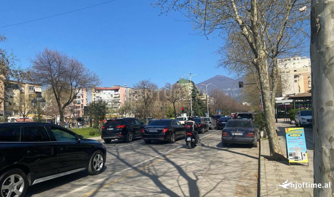 JEPET ME QERA AMBIENT KOMERCIAL BUZE RRUGE TEK BRRYLI! 500 Euro /Muaj