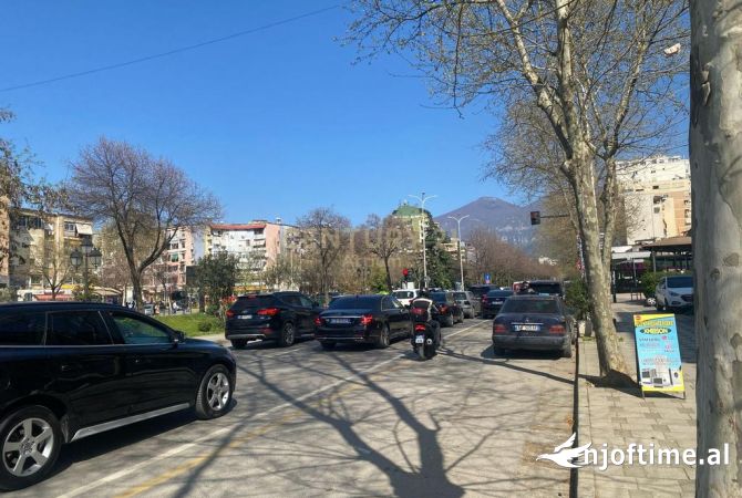 JEPET ME QERA AMBIENT KOMERCIAL BUZE RRUGE TEK BRRYLI! 500 € /Muaj