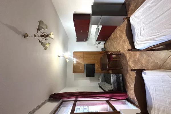 Shtepi me qera Shtepi Private ne Tirane, Garsoniere, Mobilimi E mobiluar, Pagesa 30,000  Leke.