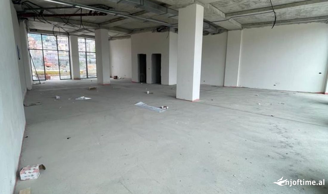 Ambjent ne katin 0 per qera tek Lake View!