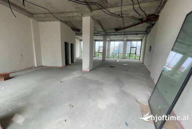 Ambjent ne katin 0 per qera tek Lake View!