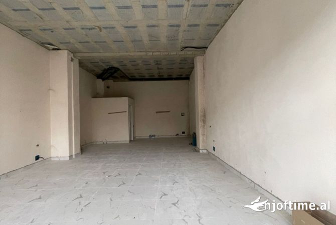 Ambiente Commerciale in Affitto 1+1 a Tirana - 700 Euro