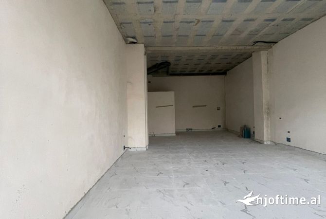 Ambiente Commerciale in Affitto 1+1 a Tirana - 700 Euro
