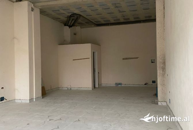 Ambiente Commerciale in Affitto 1+1 a Tirana - 700 Euro