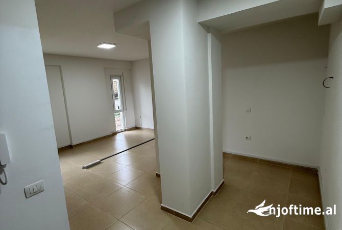 Ambiente Commerciale in Affitto 3+1 a Tirana - 950 Euro