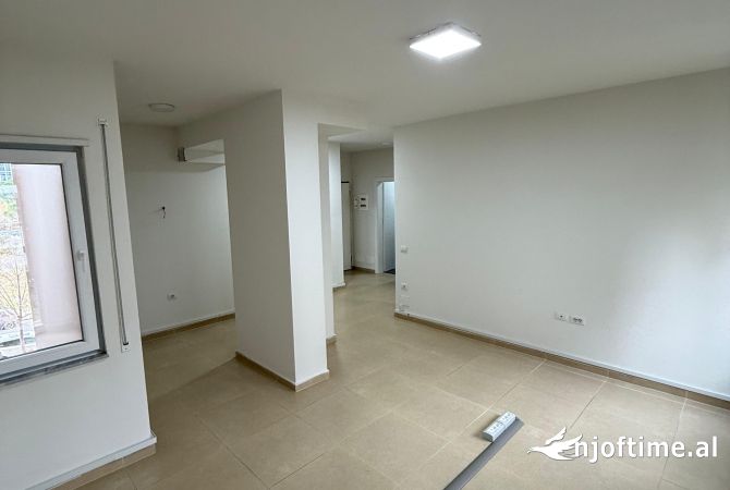 Ambiente Commerciale in Affitto 3+1 a Tirana - 950 Euro