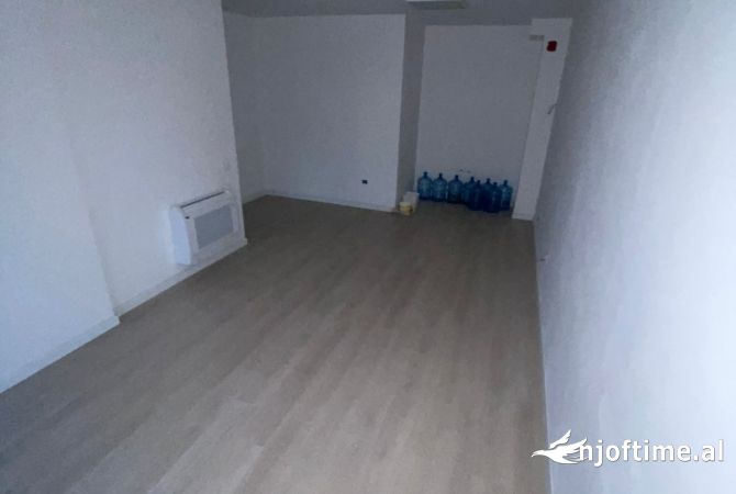 Ambiente Commerciale in Affitto 3+1 a Tirana - 750 Euro