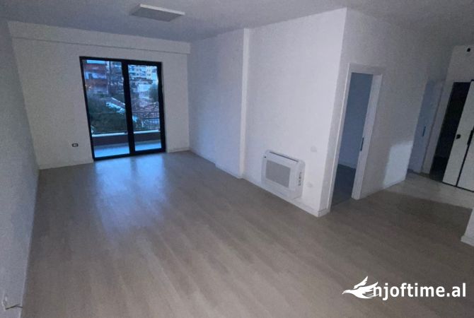 Ambiente Commerciale in Affitto 3+1 a Tirana - 750 Euro