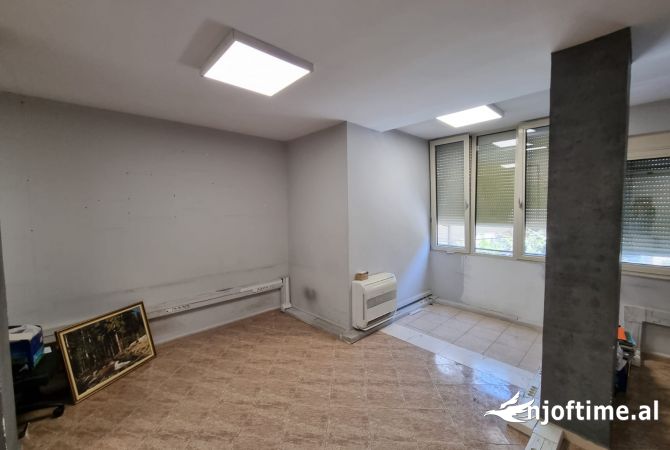 Ambiente Commerciale in Affitto 3+1 a Tirana - 499 Euro