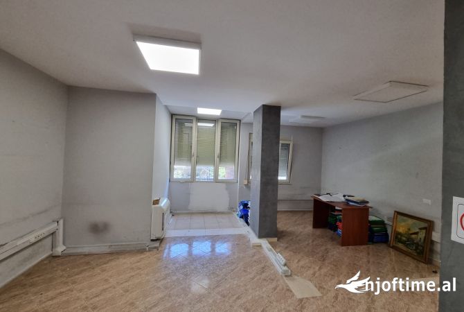 Ambiente Commerciale in Affitto 3+1 a Tirana - 499 Euro