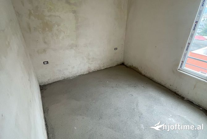 Shtepi ne shitje Apartament ne Tirane, 2+1, Mobilimi E mobiluar, Pagesa 102,000  Euro.