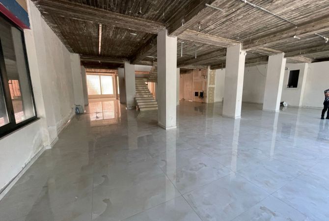 Jepet me Qira Ambient 1000 m² – Ekskluzivisht pranë Mbikalimit të Komunës së Parisit  