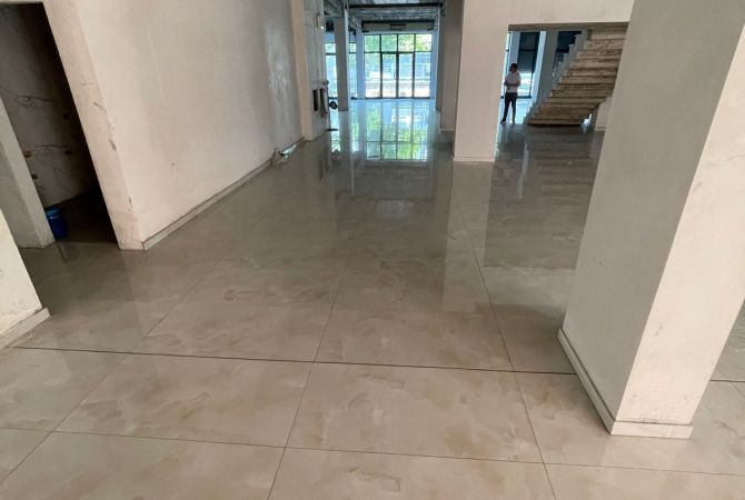 Jepet me Qira Ambient 1000 m2 – Ekskluzivisht prane Mbikalimit te Komunes se Parisit  