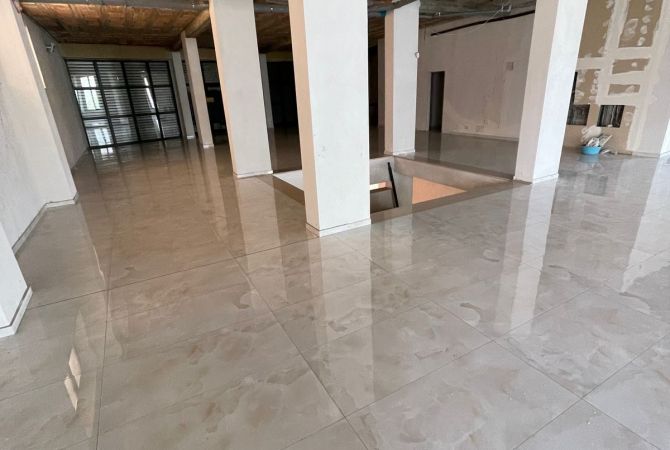 Jepet me Qira Ambient 1000 m2 – Ekskluzivisht prane Mbikalimit te Komunes se Parisit  